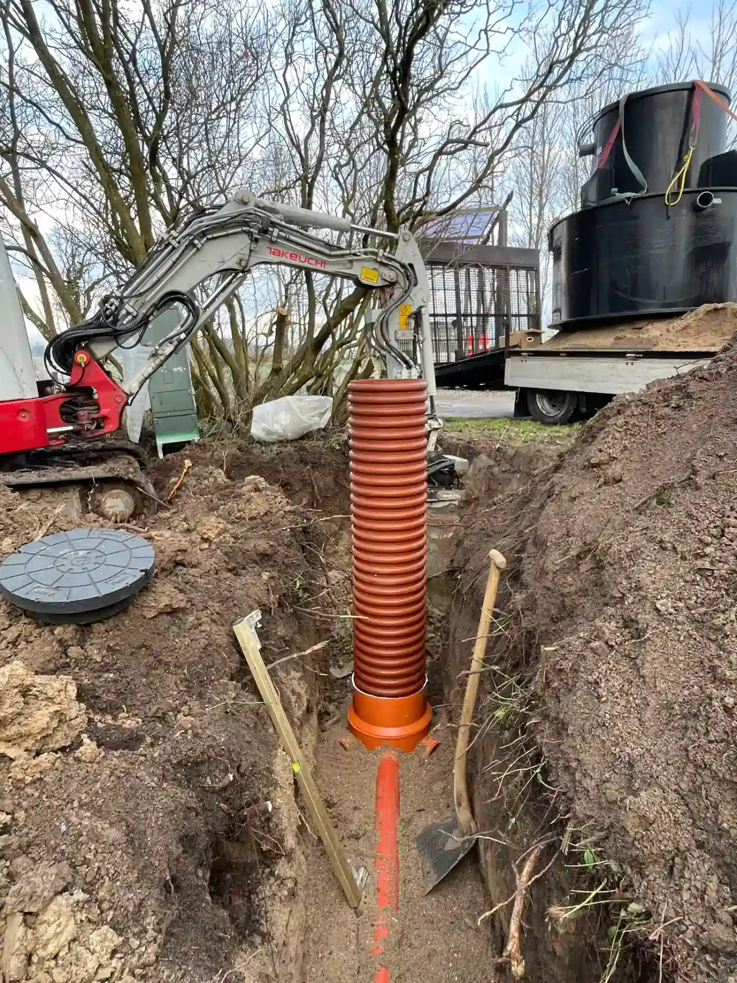 Renoveringsboring på privat grund med jordbor og udgravning til kloakinstallationer.